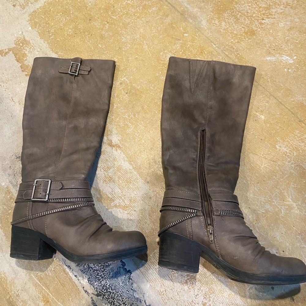 Knew high boots